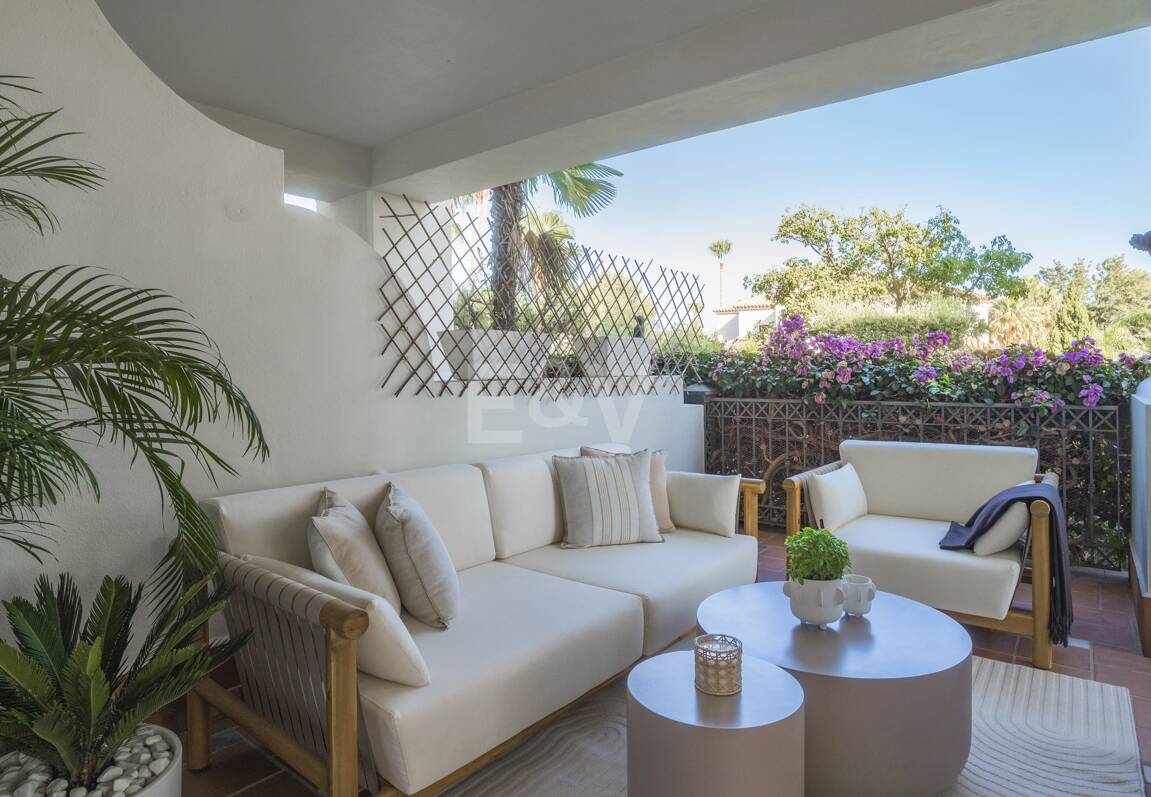 Exquisito Apartamento en Planta Baja en la Exclusiva Urbanización Altos Reales, Sierra Blanca