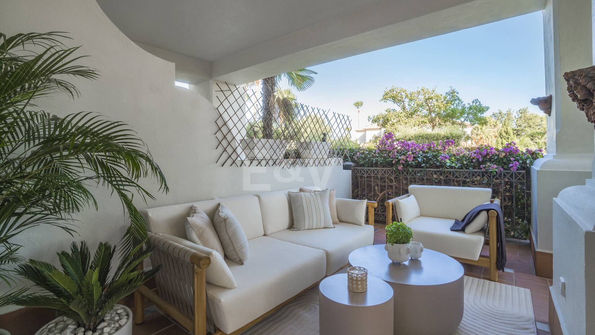 Exquisito Apartamento en Planta Baja en la Exclusiva Urbanización Altos Reales, Sierra Blanca