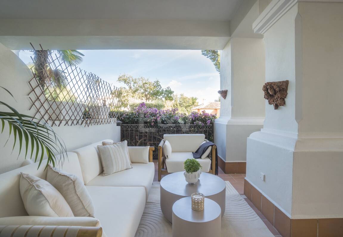 Exquisito Apartamento en Planta Baja en la Exclusiva Urbanización Altos Reales, Sierra Blanca