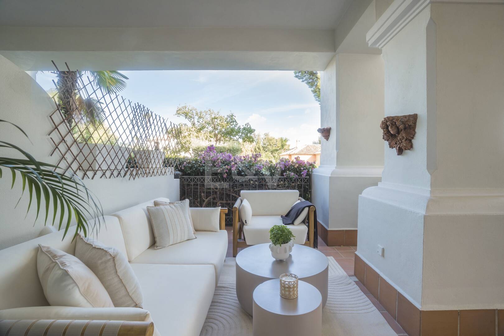 Exquisito Apartamento en Planta Baja en la Exclusiva Urbanización Altos Reales, Sierra Blanca