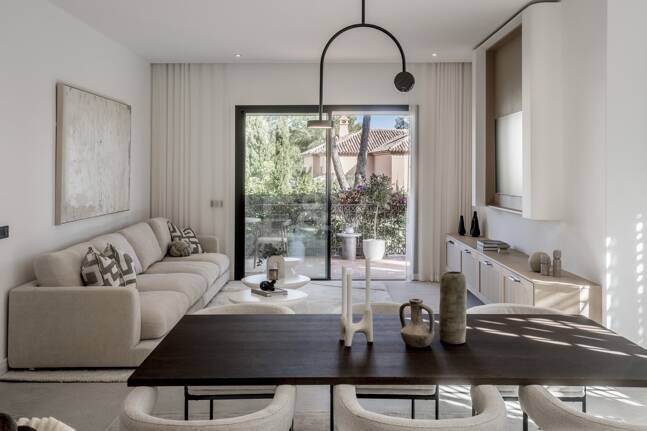 Exquisito Apartamento en Planta Baja en la Exclusiva Urbanización Altos Reales, Sierra Blanca