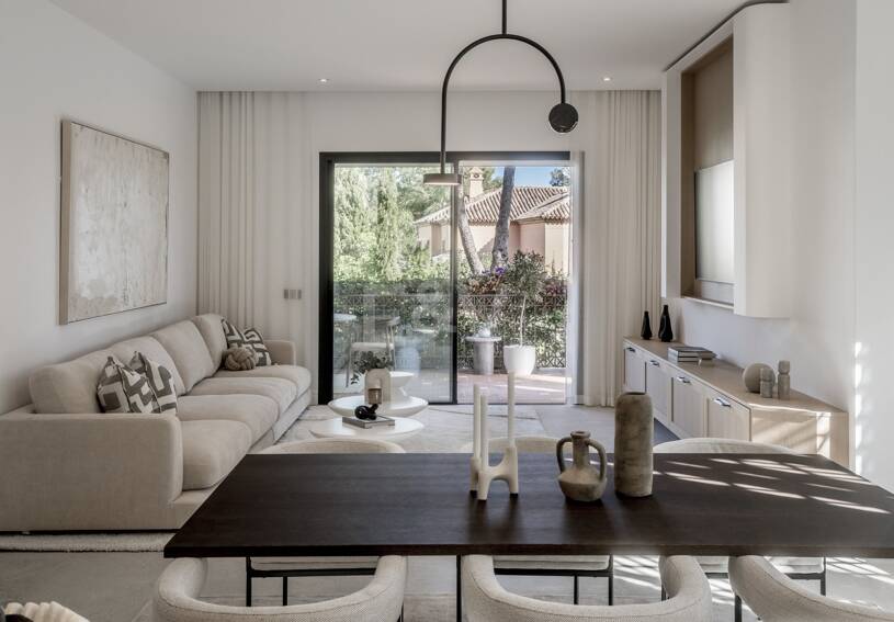 Exquisito Apartamento en Planta Baja en la Exclusiva Urbanización Altos Reales, Sierra Blanca