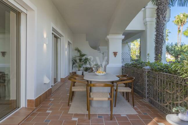 Exquisito Apartamento en Planta Baja en la Exclusiva Urbanización Altos Reales, Sierra Blanca