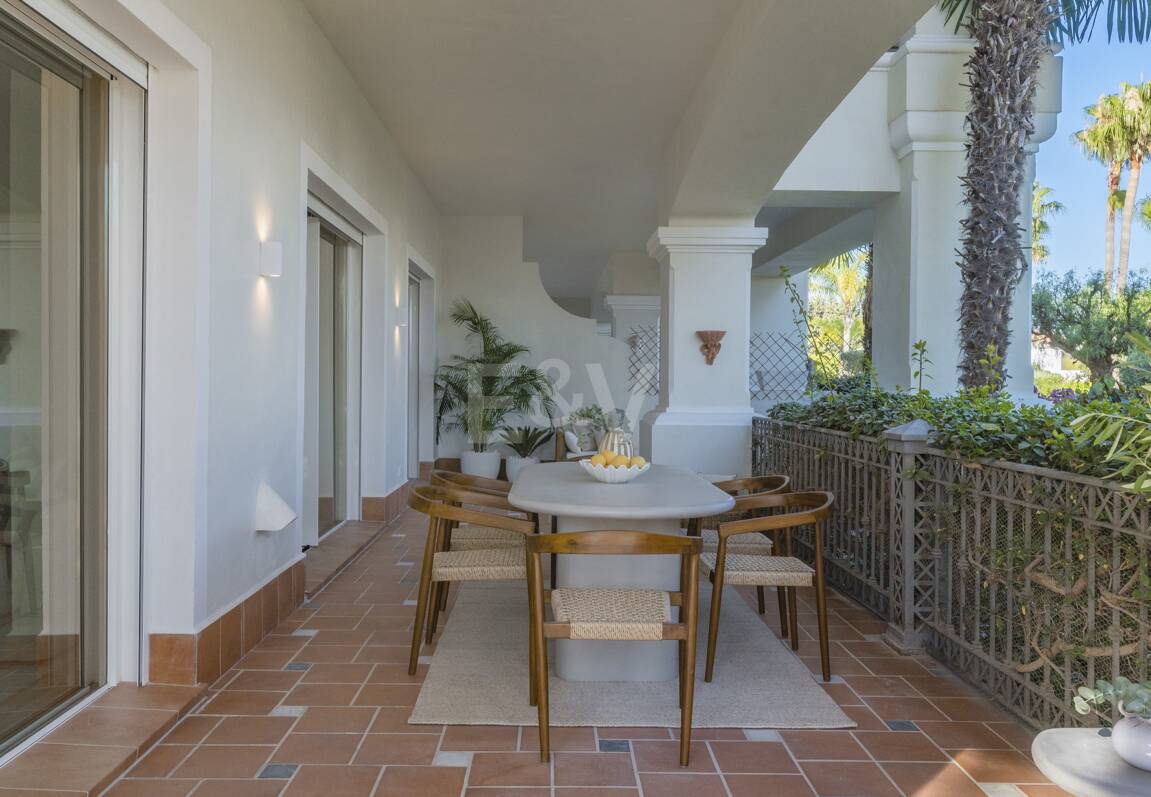 Exquisito Apartamento en Planta Baja en la Exclusiva Urbanización Altos Reales, Sierra Blanca