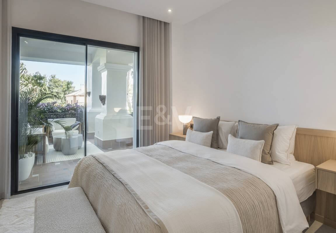 Exquisito Apartamento en Planta Baja en la Exclusiva Urbanización Altos Reales, Sierra Blanca