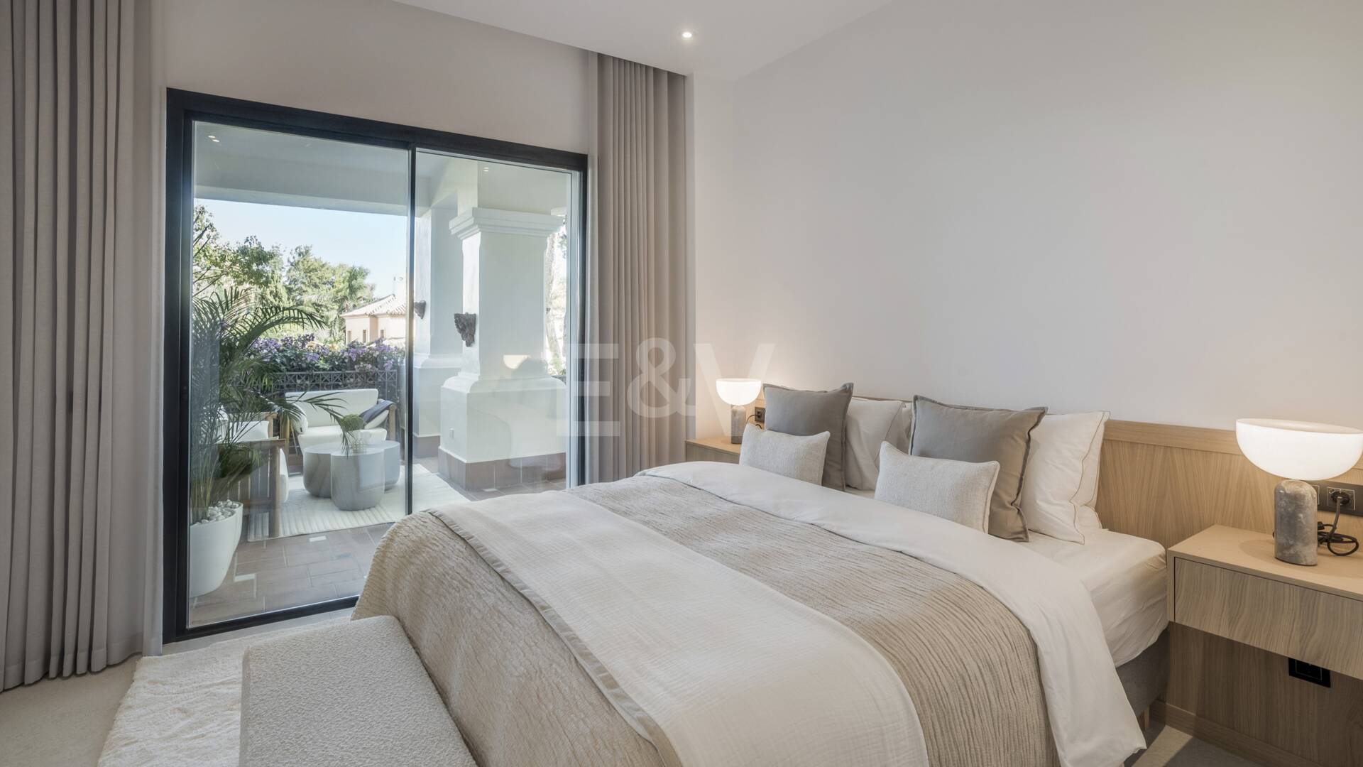 Exquisito Apartamento en Planta Baja en la Exclusiva Urbanización Altos Reales, Sierra Blanca