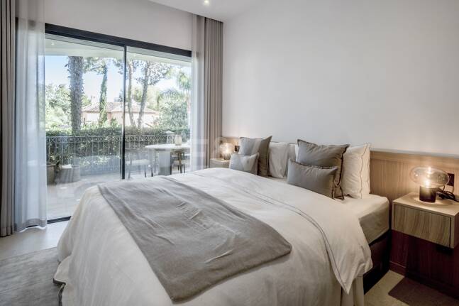 Exquisito Apartamento en Planta Baja en la Exclusiva Urbanización Altos Reales, Sierra Blanca