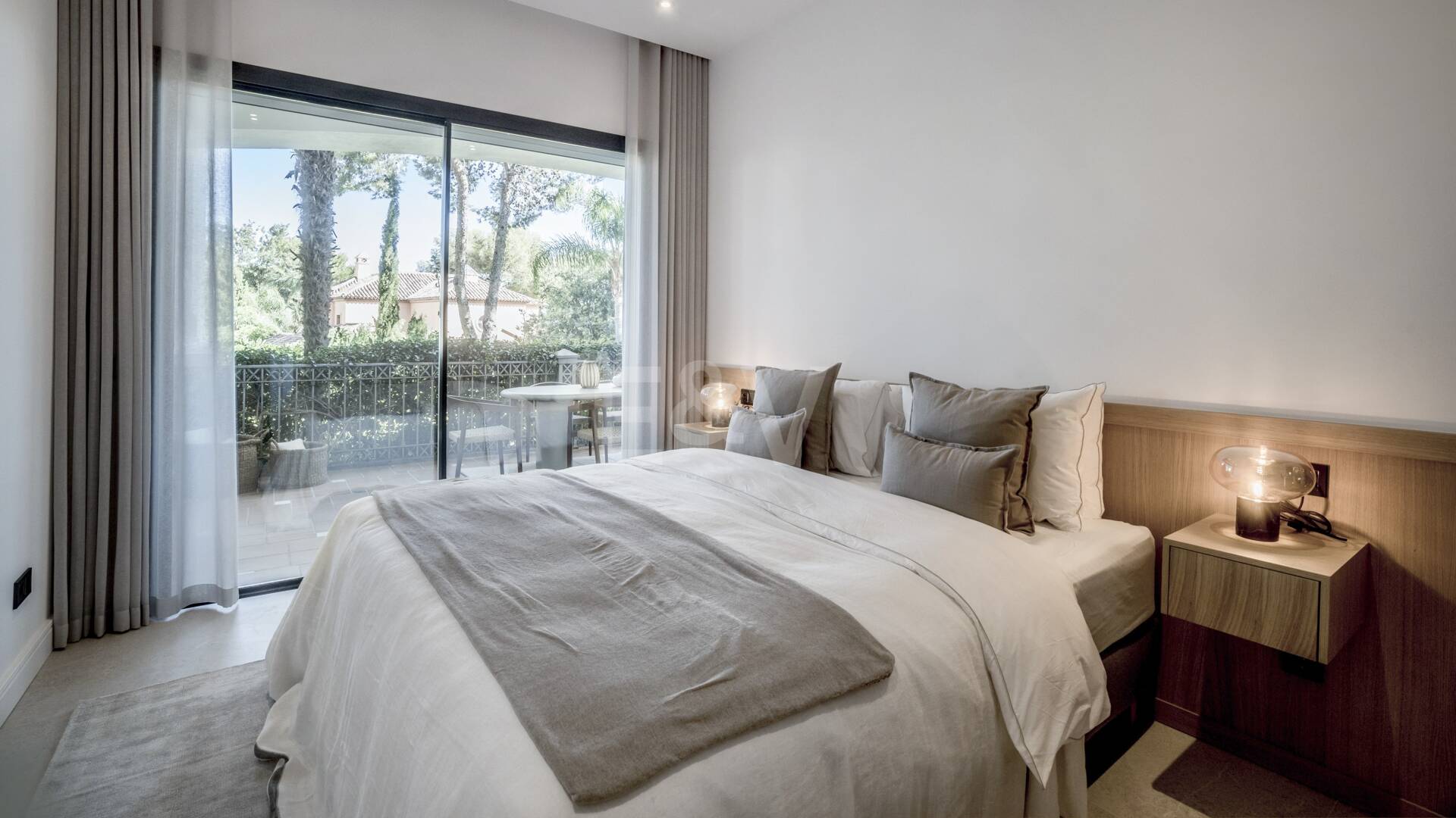 Exquisito Apartamento en Planta Baja en la Exclusiva Urbanización Altos Reales, Sierra Blanca