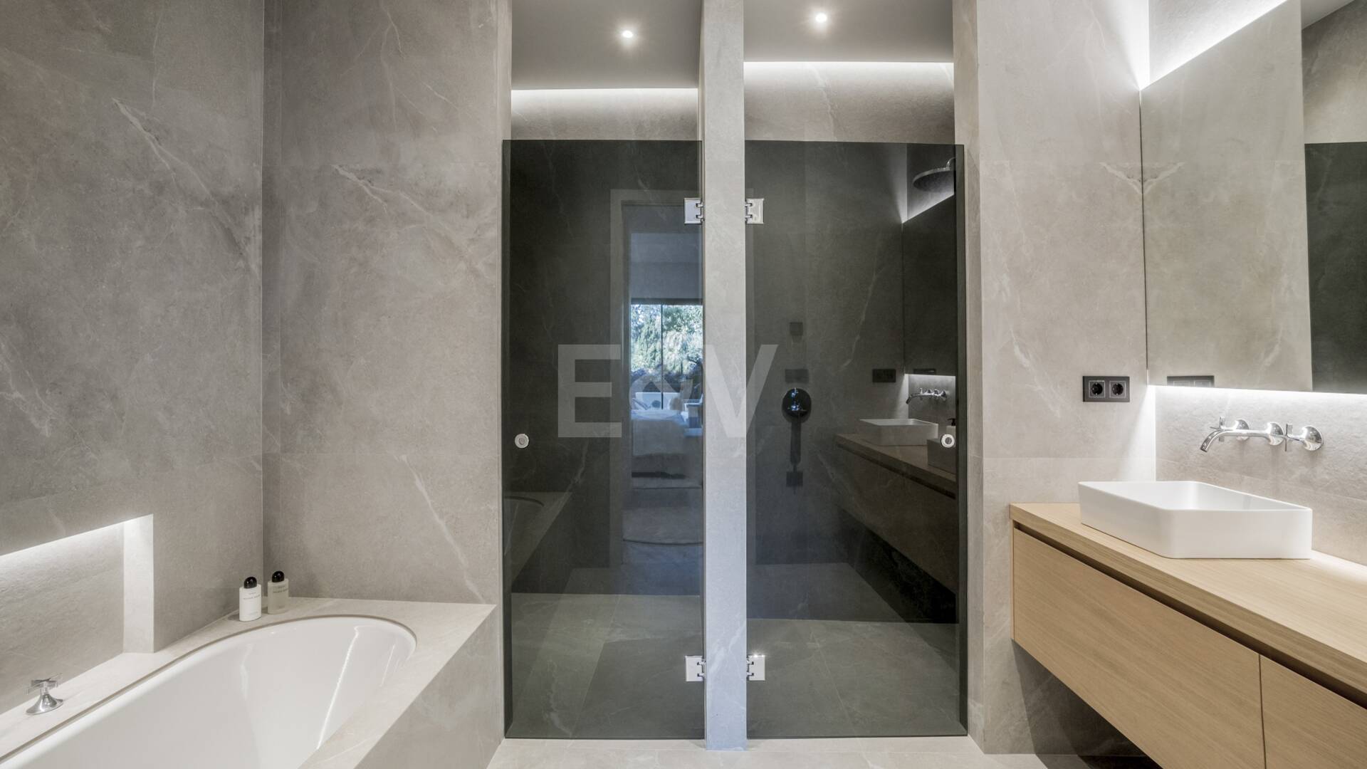 Exquisito Apartamento en Planta Baja en la Exclusiva Urbanización Altos Reales, Sierra Blanca