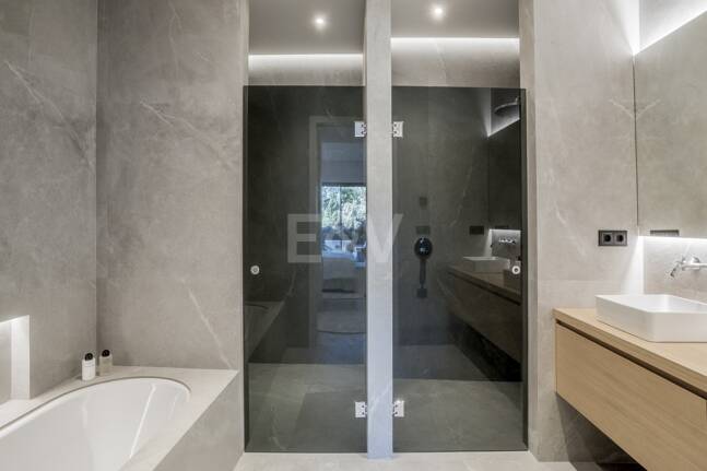 Exquisito Apartamento en Planta Baja en la Exclusiva Urbanización Altos Reales, Sierra Blanca