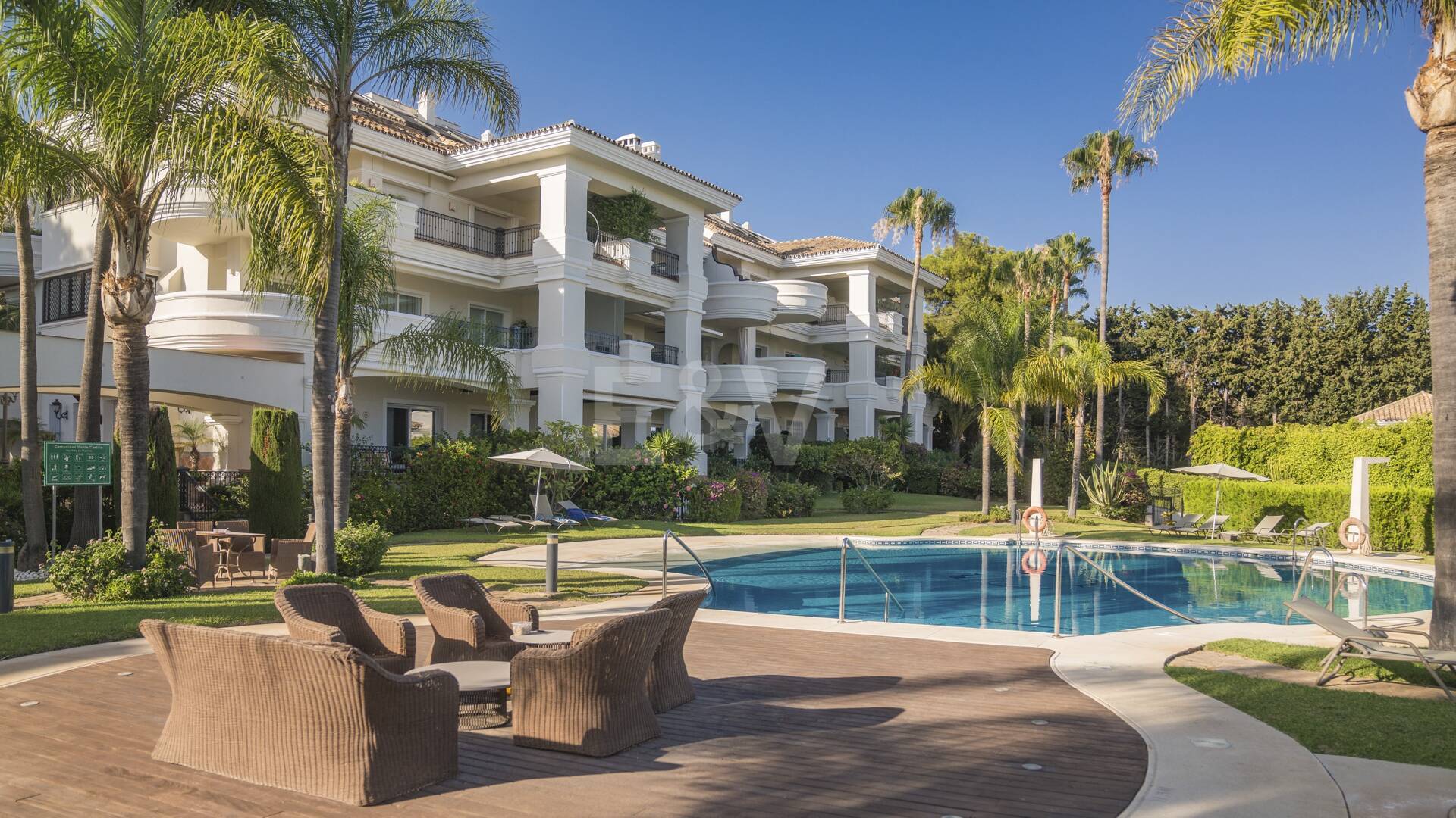 Exquisito Apartamento en Planta Baja en la Exclusiva Urbanización Altos Reales, Sierra Blanca