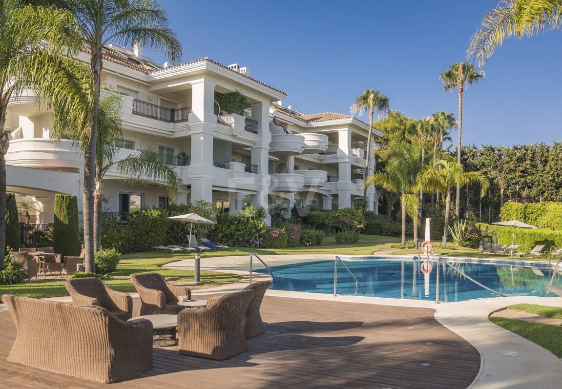 Exquisito Apartamento en Planta Baja en la Exclusiva Urbanización Altos Reales, Sierra Blanca