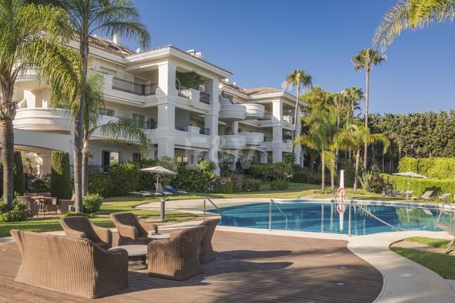 Exquisito Apartamento en Planta Baja en la Exclusiva Urbanización Altos Reales, Sierra Blanca