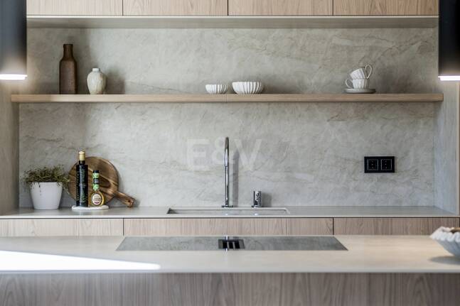 Exquisito Apartamento en Planta Baja en la Exclusiva Urbanización Altos Reales, Sierra Blanca