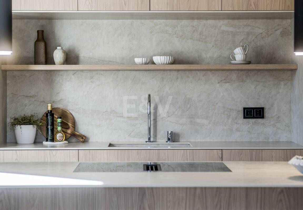 Exquisito Apartamento en Planta Baja en la Exclusiva Urbanización Altos Reales, Sierra Blanca