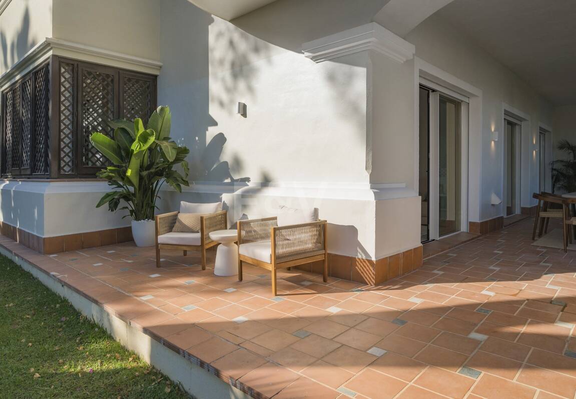 Exquisito Apartamento en Planta Baja en la Exclusiva Urbanización Altos Reales, Sierra Blanca