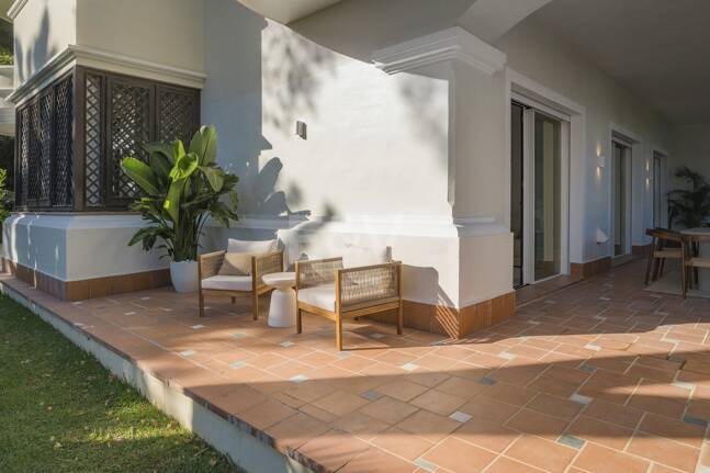 Exquisito Apartamento en Planta Baja en la Exclusiva Urbanización Altos Reales, Sierra Blanca