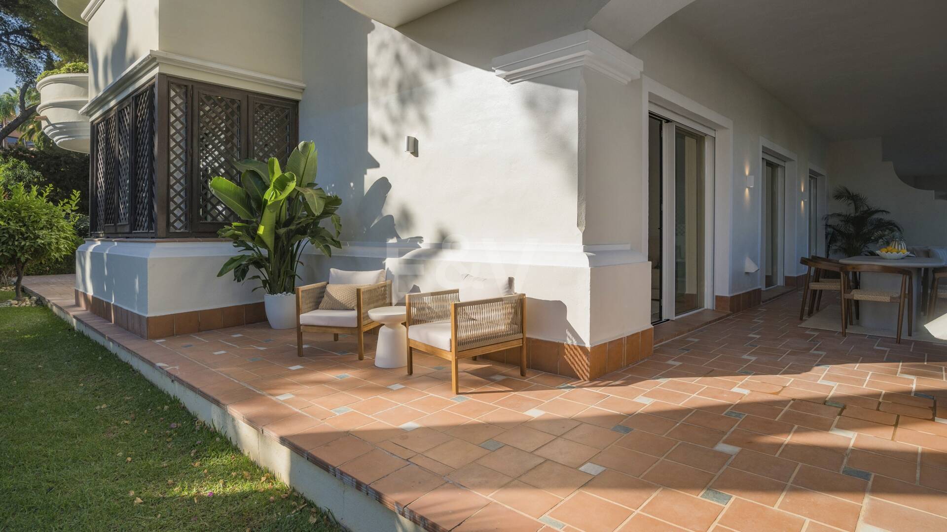 Exquisito Apartamento en Planta Baja en la Exclusiva Urbanización Altos Reales, Sierra Blanca