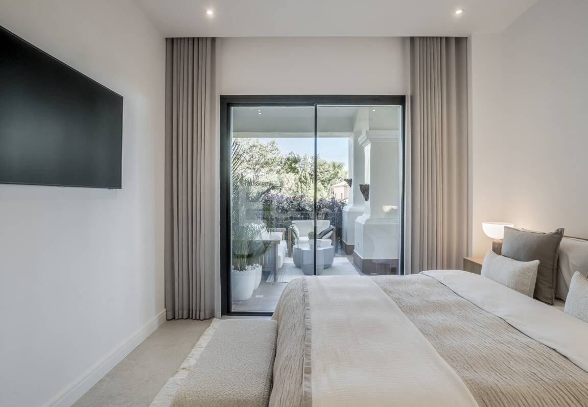 Exquisito Apartamento en Planta Baja en la Exclusiva Urbanización Altos Reales, Sierra Blanca