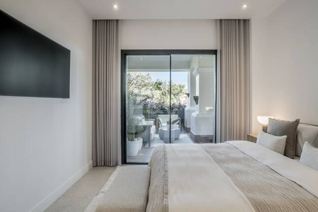 Exquisito Apartamento en Planta Baja en la Exclusiva Urbanización Altos Reales, Sierra Blanca