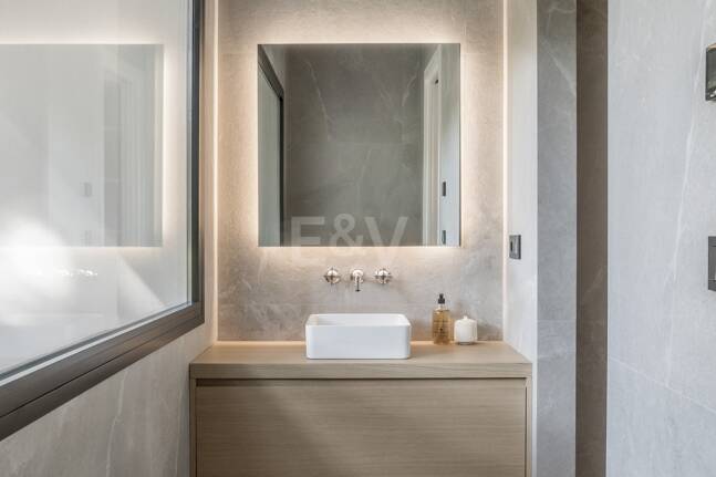 Exquisito Apartamento en Planta Baja en la Exclusiva Urbanización Altos Reales, Sierra Blanca