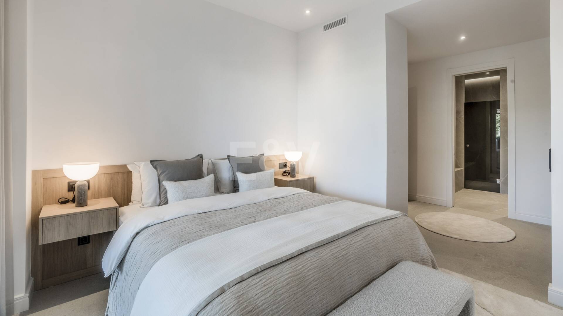 Exquisito Apartamento en Planta Baja en la Exclusiva Urbanización Altos Reales, Sierra Blanca