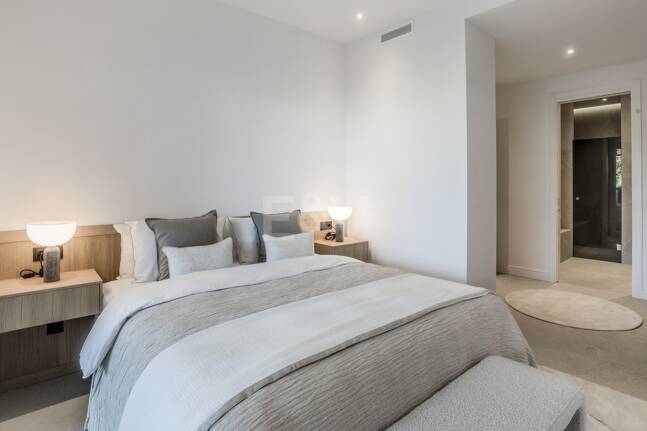 Exquisito Apartamento en Planta Baja en la Exclusiva Urbanización Altos Reales, Sierra Blanca