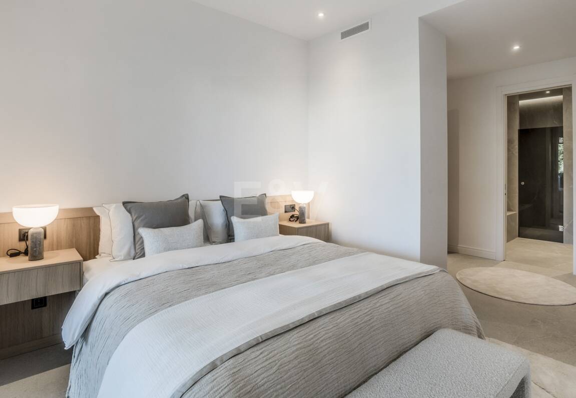 Exquisito Apartamento en Planta Baja en la Exclusiva Urbanización Altos Reales, Sierra Blanca