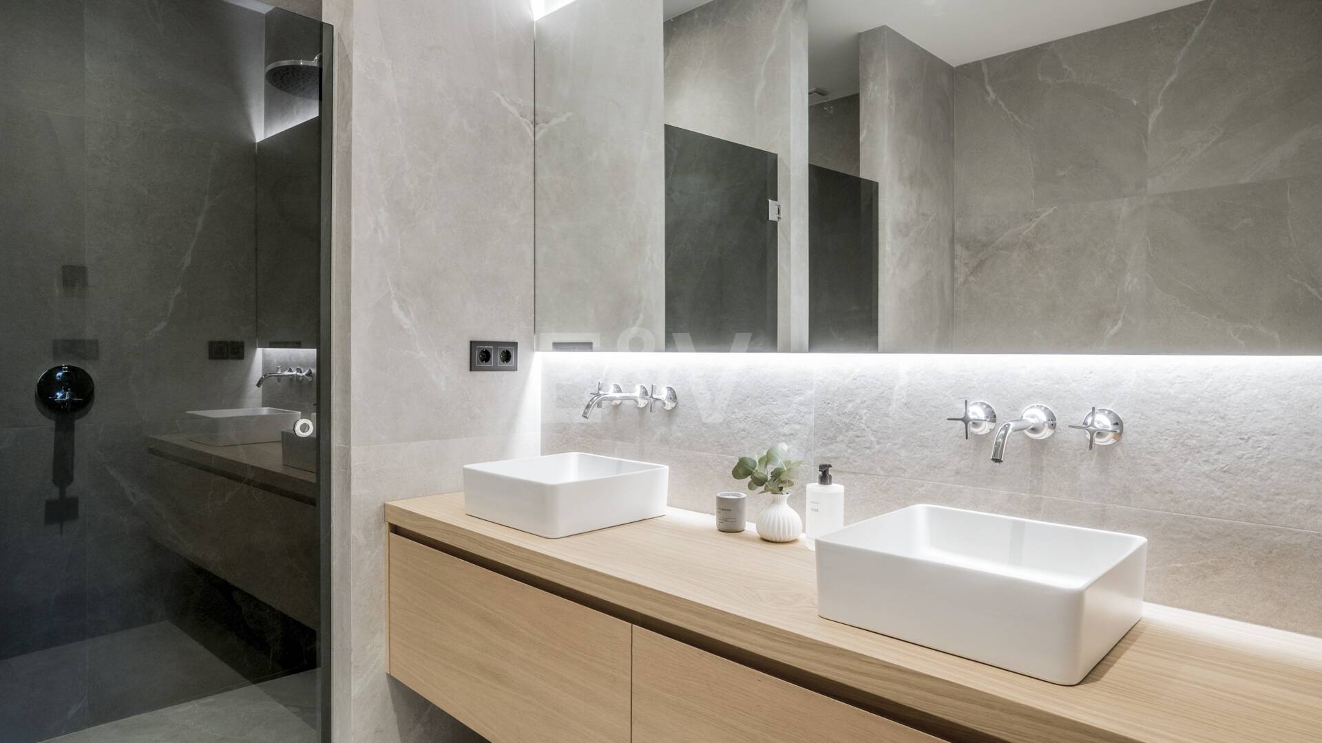 Exquisito Apartamento en Planta Baja en la Exclusiva Urbanización Altos Reales, Sierra Blanca