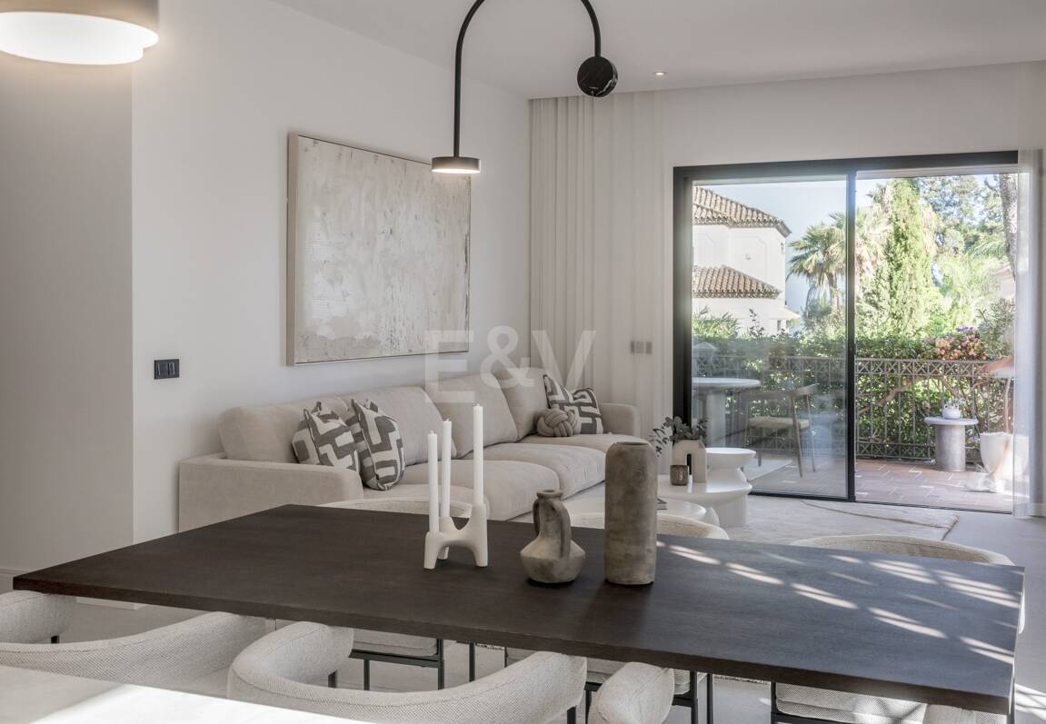 Exquisito Apartamento en Planta Baja en la Exclusiva Urbanización Altos Reales, Sierra Blanca