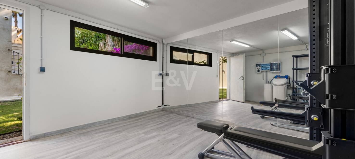 Fantastisk Villa i Río Real, Marbella med lyxfunktioner och Prime Plats