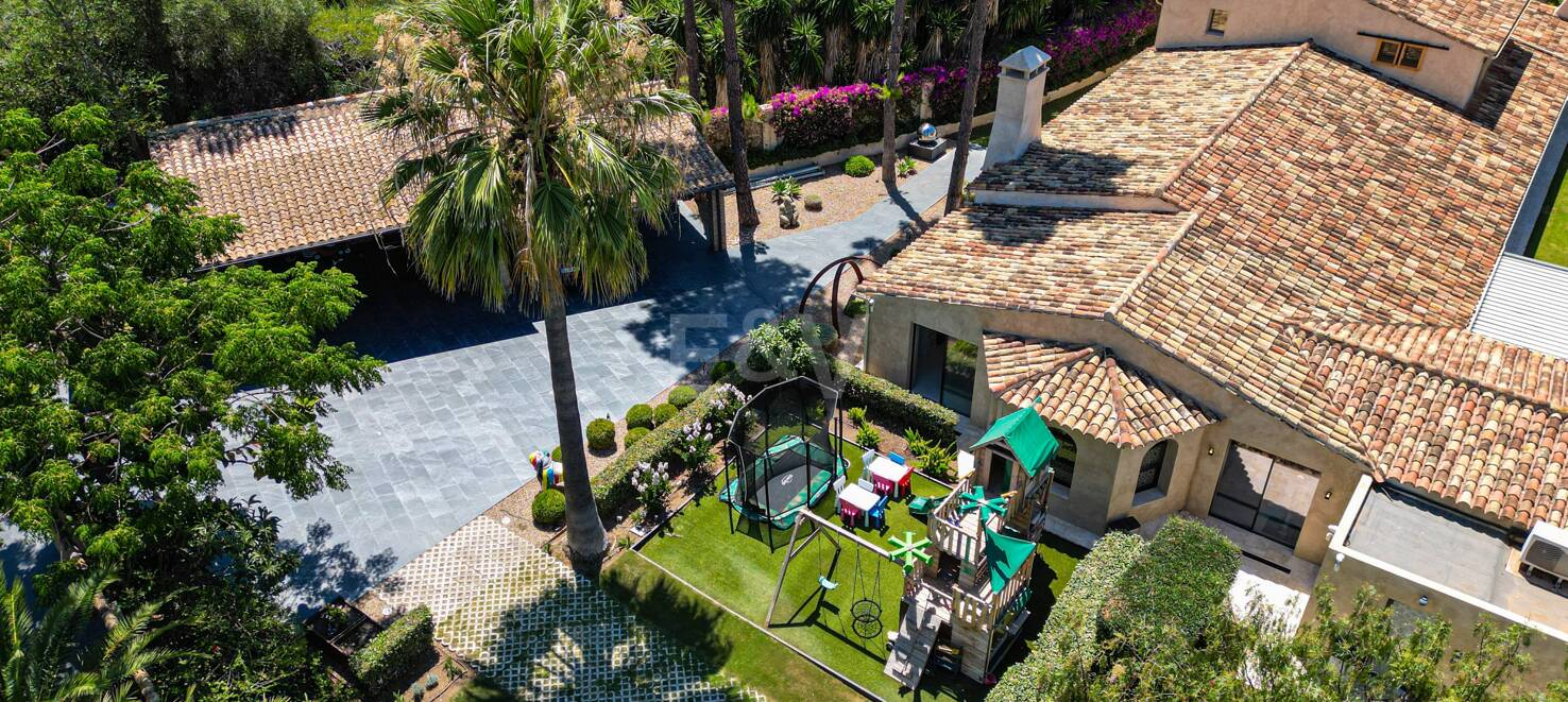 Fantastisk Villa i Río Real, Marbella med lyxfunktioner och Prime Plats