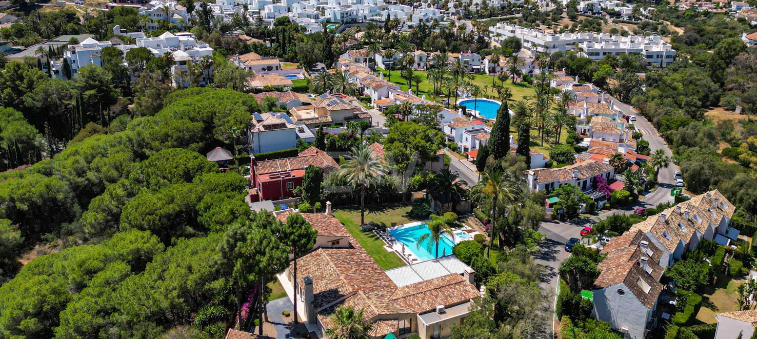 Fantastisk Villa i Río Real, Marbella med lyxfunktioner och Prime Plats