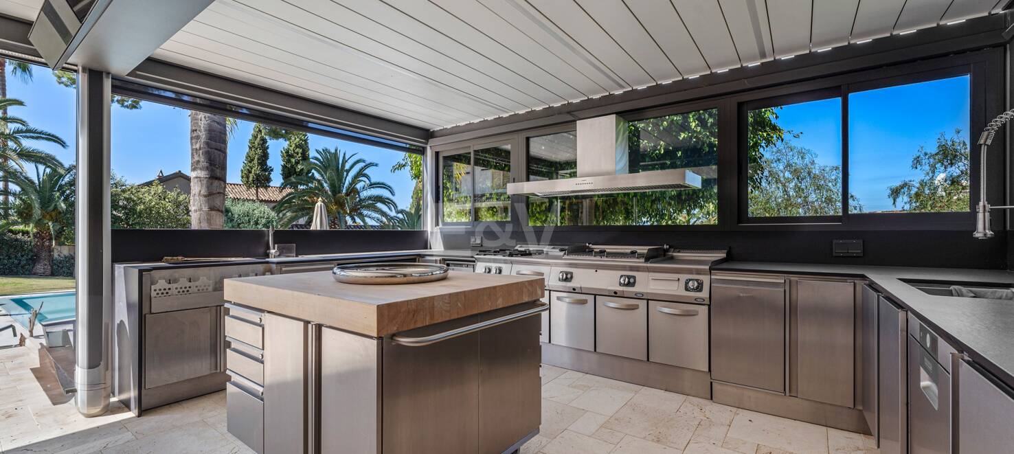Fantastisk Villa i Río Real, Marbella med lyxfunktioner och Prime Plats