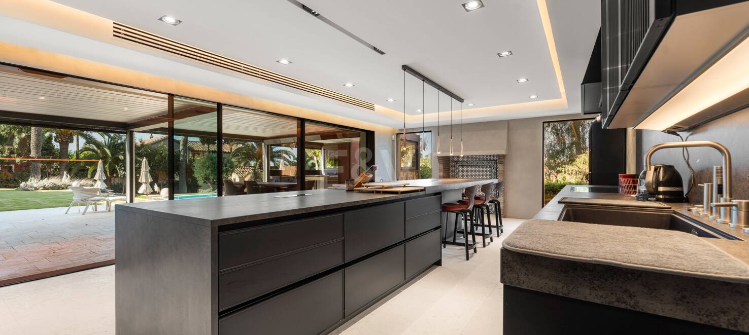 Fantastisk Villa i Río Real, Marbella med lyxfunktioner och Prime Plats