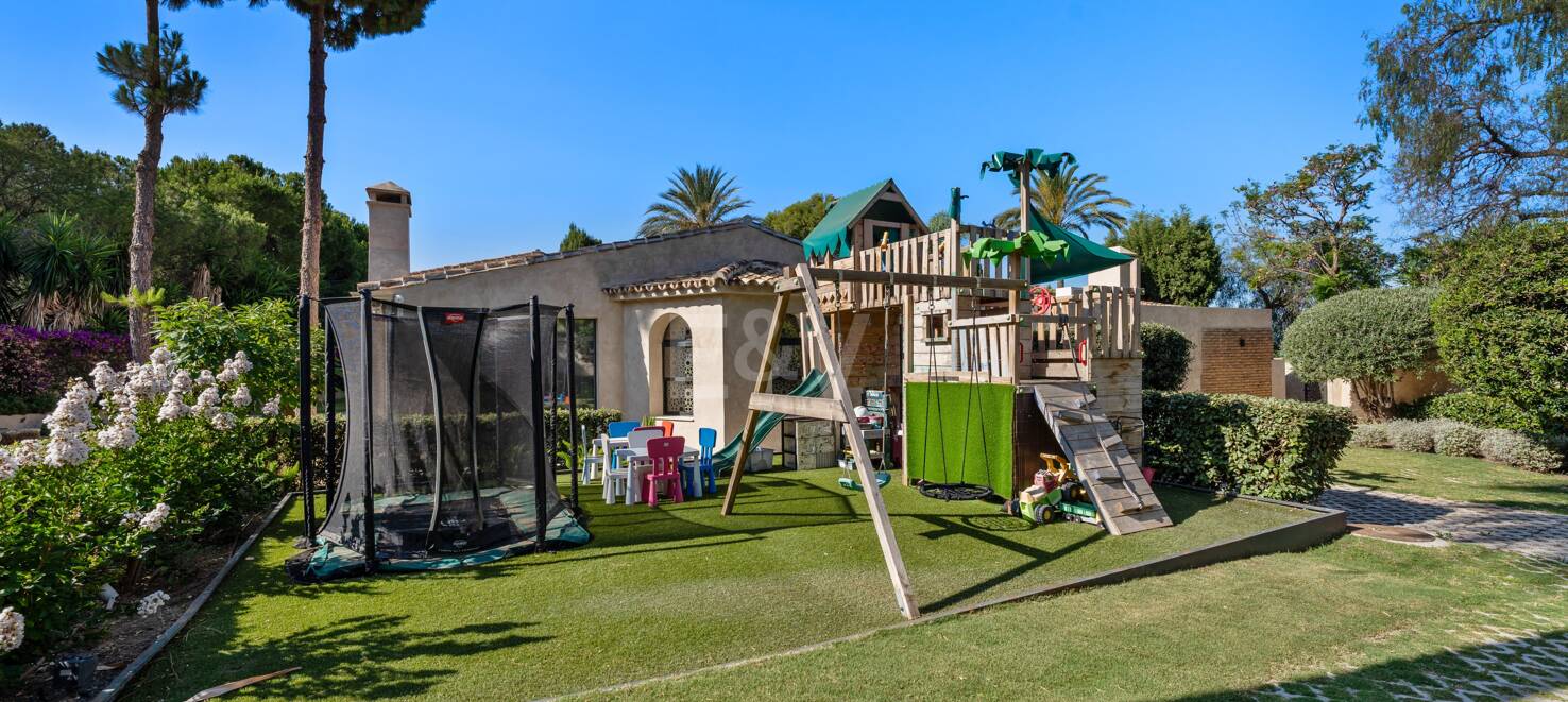Fantastisk Villa i Río Real, Marbella med lyxfunktioner och Prime Plats
