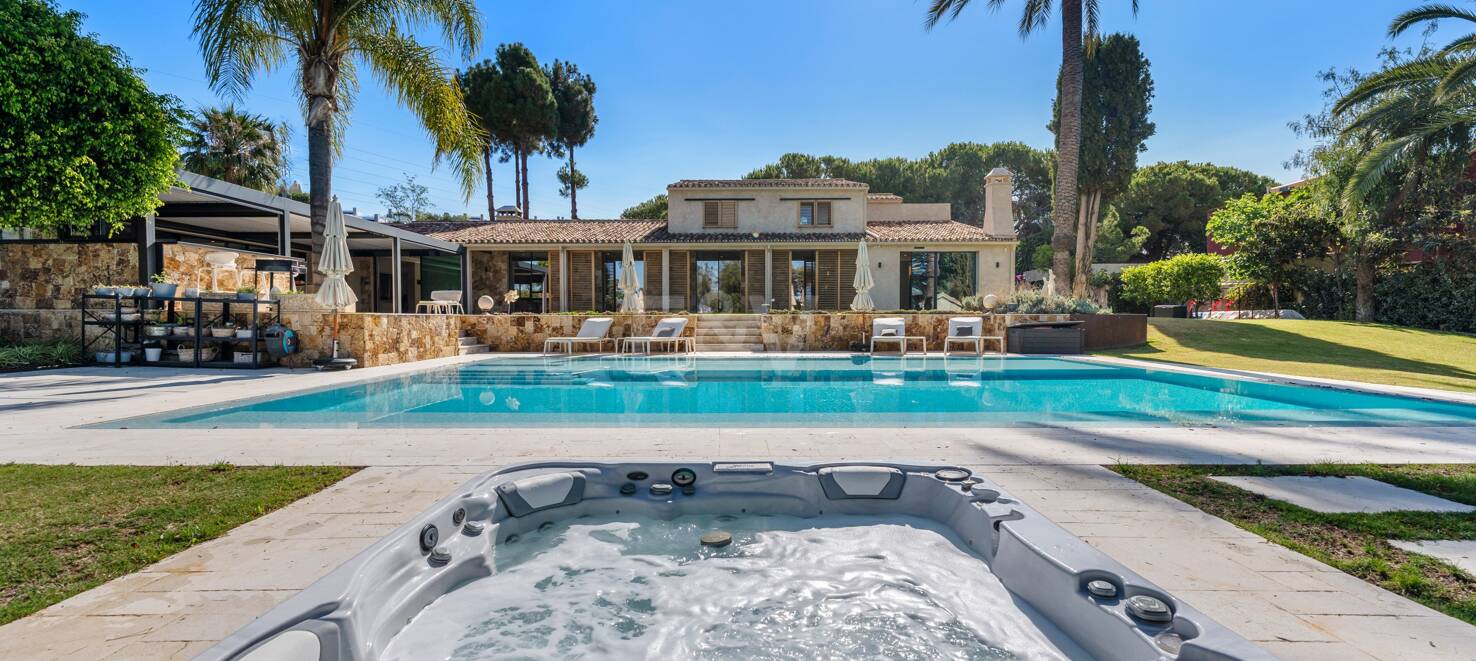 Fantastisk Villa i Río Real, Marbella med lyxfunktioner och Prime Plats