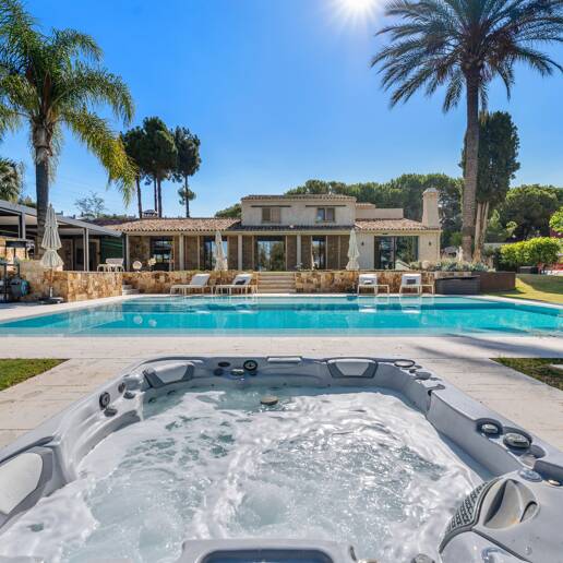 Fantastisk Villa i Río Real, Marbella med lyxfunktioner och Prime Plats