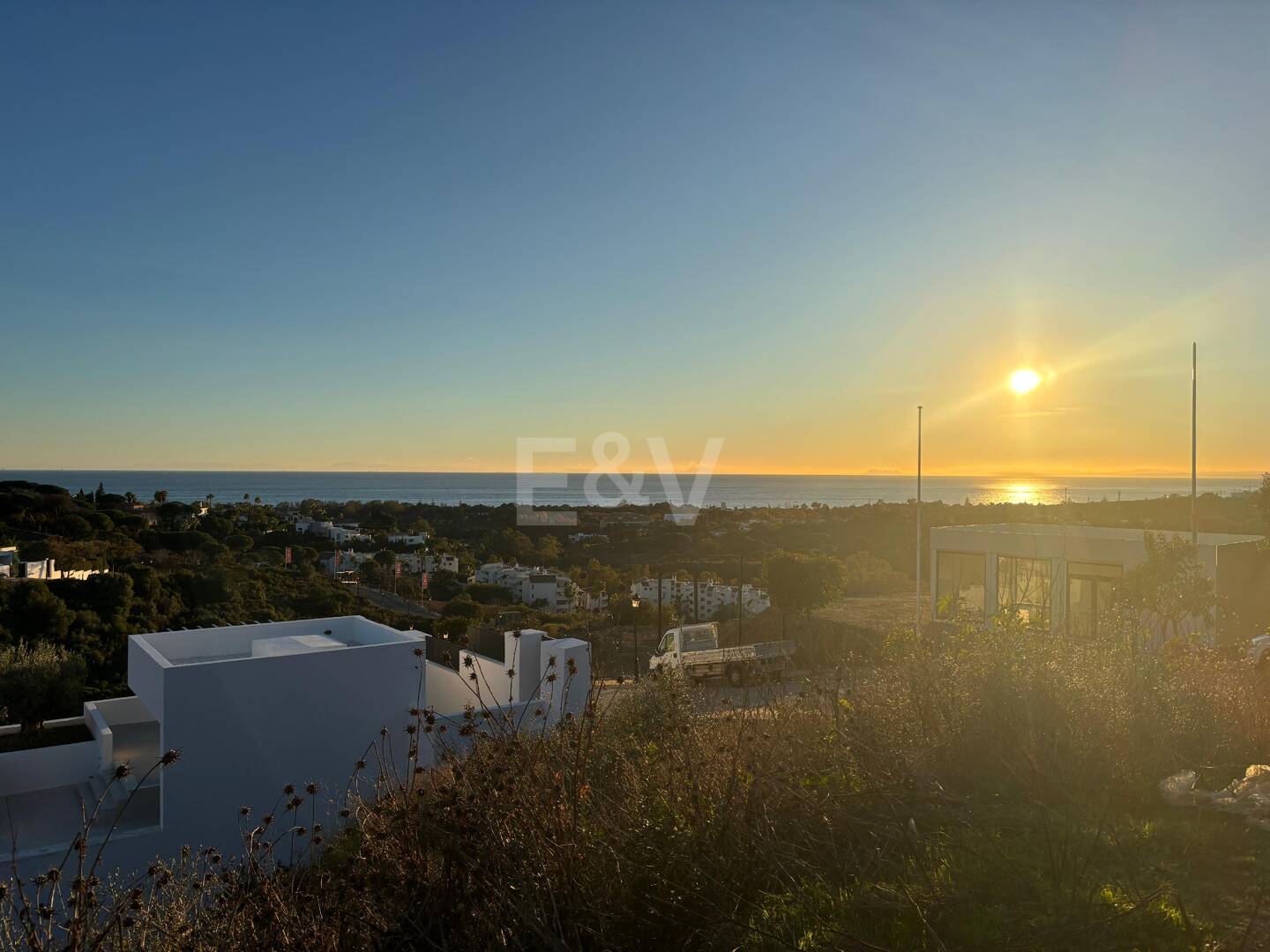 Moderne Villa mit Panoramablick auf Meer & Berge – Grundstück und Projekt mit garantierter Genehmigung