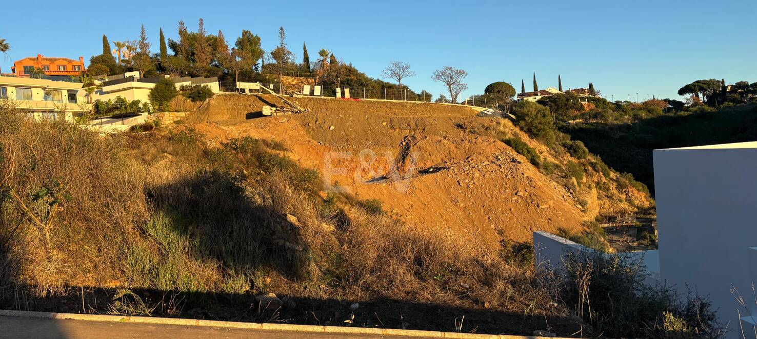 Parcela excepcional con vistas al mar y proyecto de villa moderna - Licencia de construcción concedida