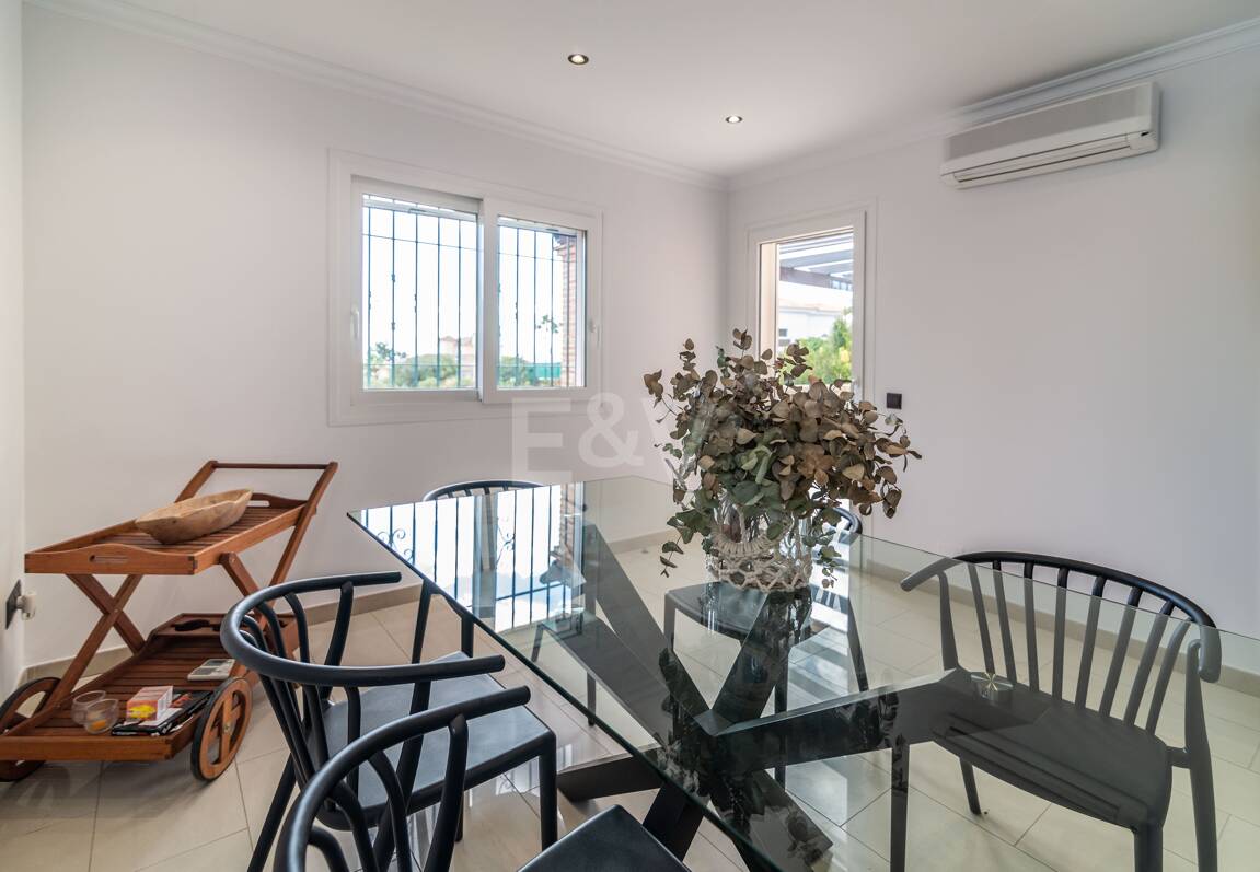 Charmig familjevilla i andalousian stil med privat pool och frodig trädgård