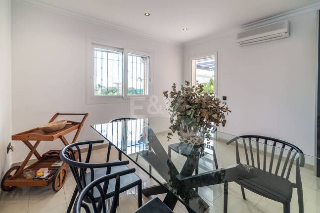 Charmig familjevilla i andalousian stil med privat pool och frodig trädgård