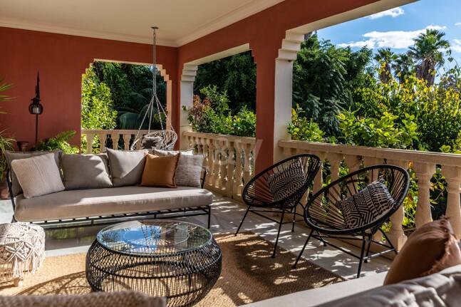 Charmig familjevilla i andalousian stil med privat pool och frodig trädgård