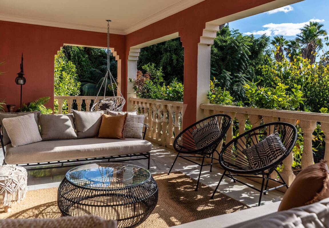 Charmig familjevilla i andalousian stil med privat pool och frodig trädgård