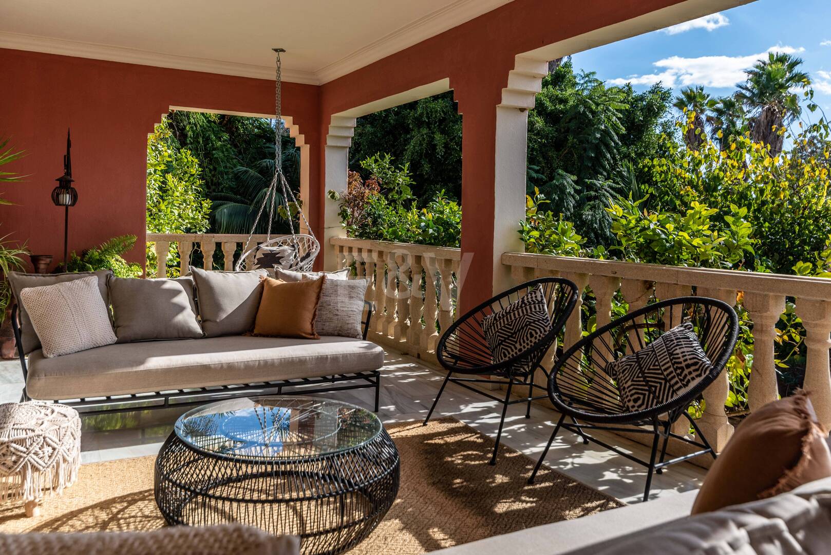 Charmig familjevilla i andalousian stil med privat pool och frodig trädgård