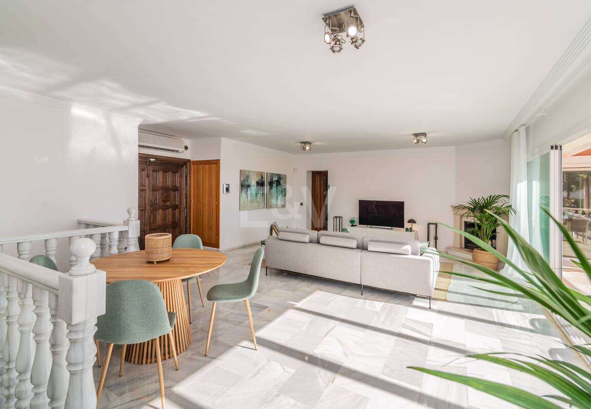 Charmig familjevilla i andalousian stil med privat pool och frodig trädgård