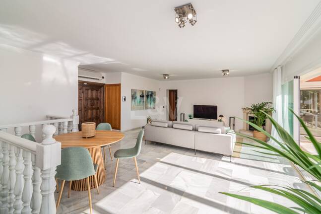 Charmig familjevilla i andalousian stil med privat pool och frodig trädgård