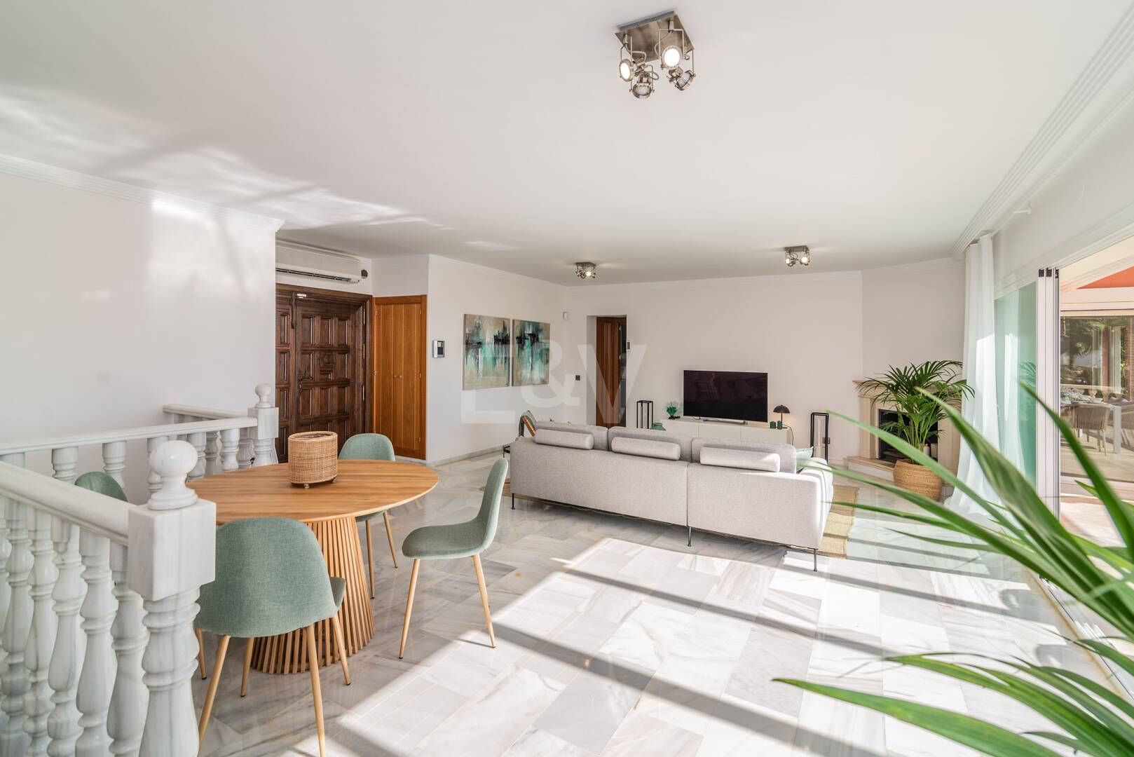 Charmig familjevilla i andalousian stil med privat pool och frodig trädgård