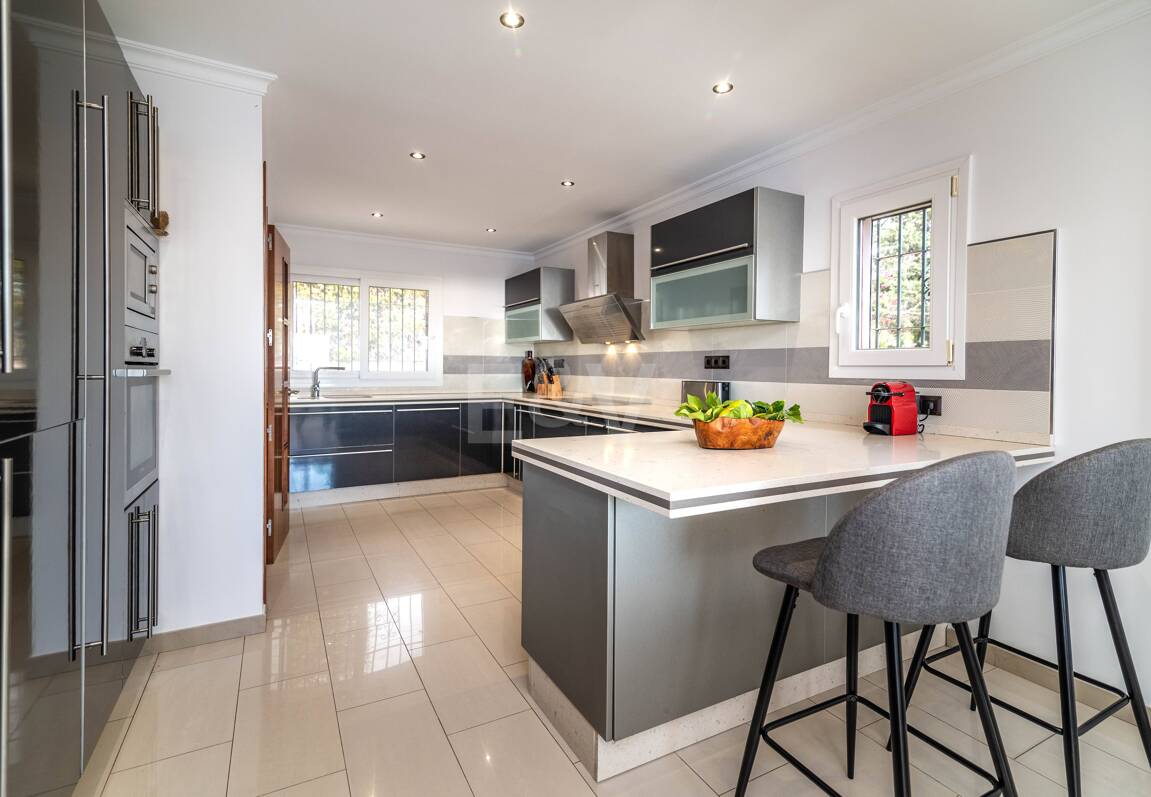 Charmig familjevilla i andalousian stil med privat pool och frodig trädgård