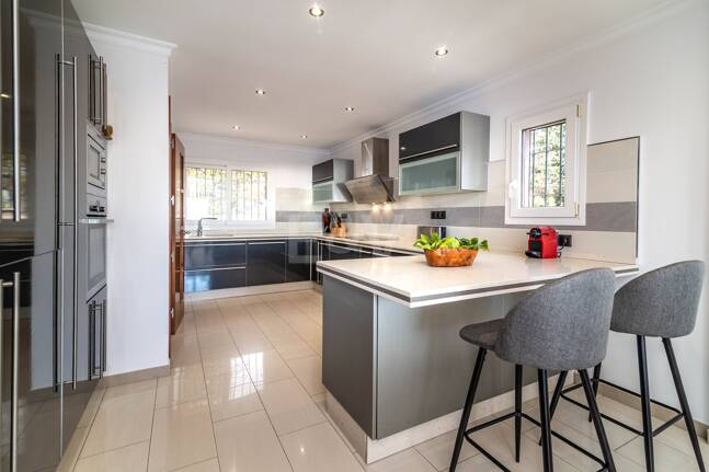 Charmig familjevilla i andalousian stil med privat pool och frodig trädgård